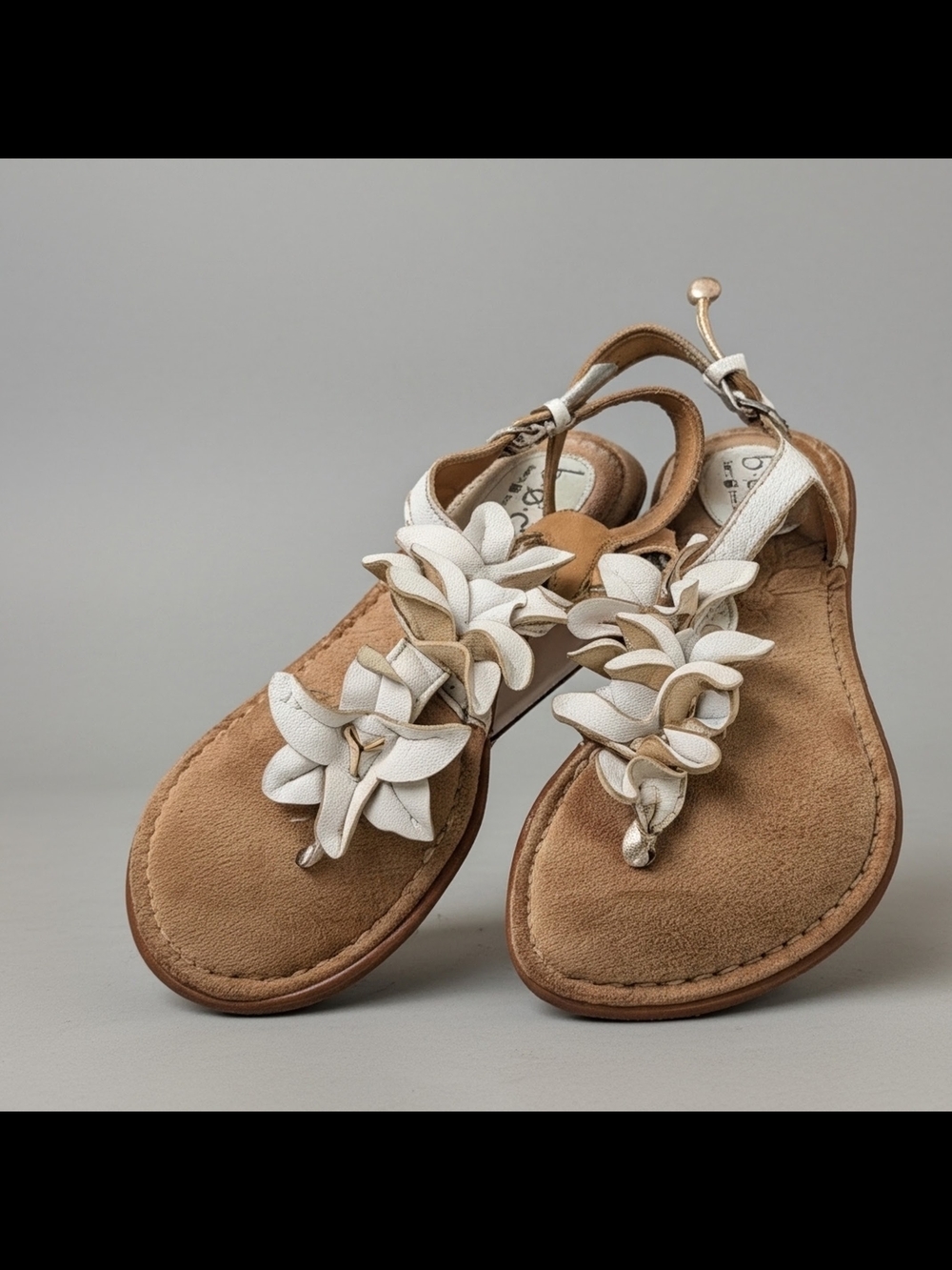 b.o.c. White Leather Buckle Flat Comfort Sandal with Tan Insole Size 9
